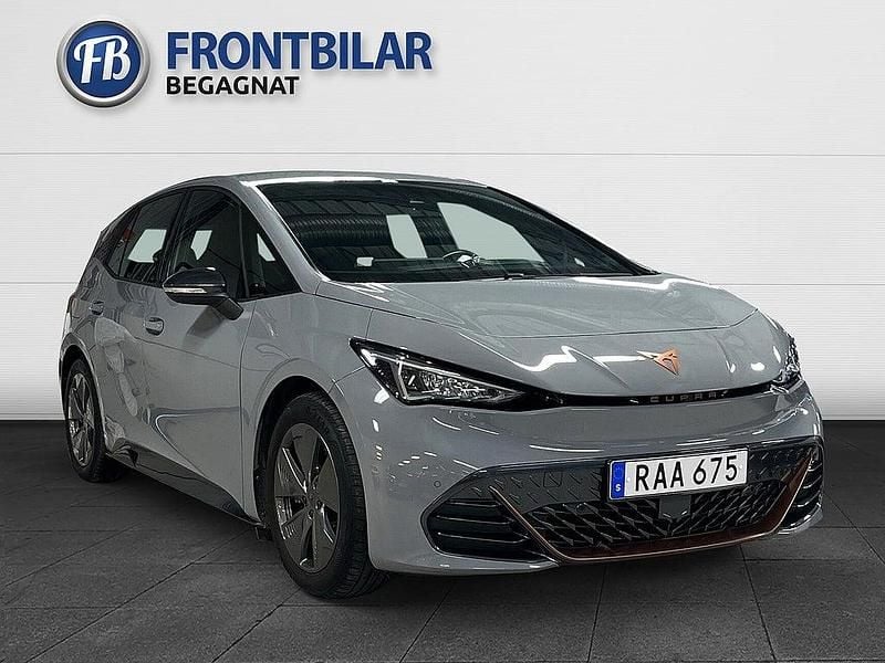 Ljusgrå (grå) Begagnad 2022 Cupra Born Halvkombi | 249 900 kr (Marknadspris) - Bild 1/4