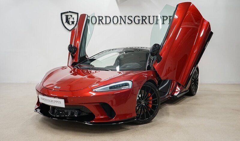 Mörkröd (röd) Begagnad 2020 McLaren GT Sportkupé | 1 599 800 kr - Bild 1/4