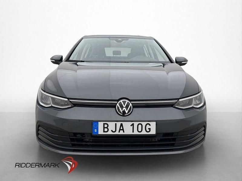 Begagnad VW Golf VIII 131 HK (96 kW) 2022 Mörkgrå Halvkombi