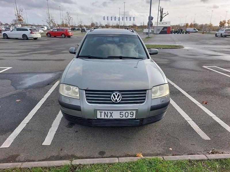 Grå Begagnad 2003 VW Passat Kombi | 11 000 kr (Marknadspris) - Bild 1/4