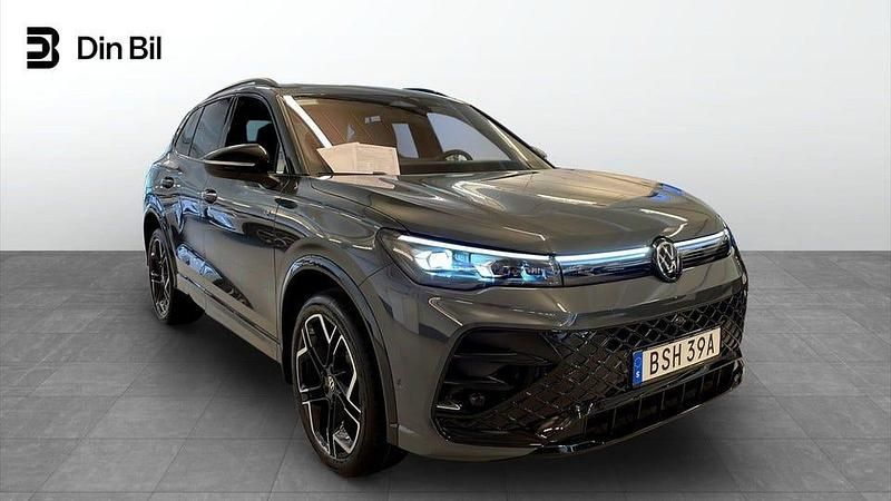 Dolphin grey metallic Ny 2025 VW Tiguan R-line SUV | 599 900 kr (Dyr) - Bild 1/4