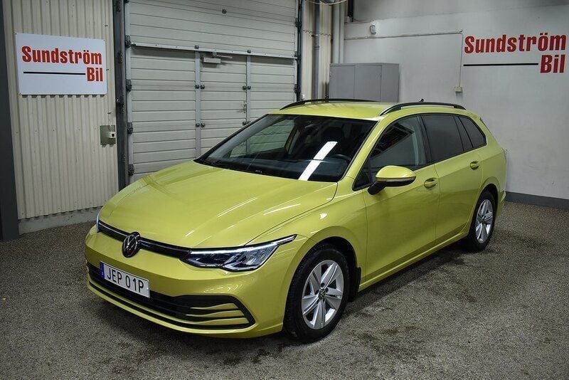 Gul Begagnad 2021 VW Golf VIII Kombi | 239 900 kr (Marknadspris) - Bild 1/4