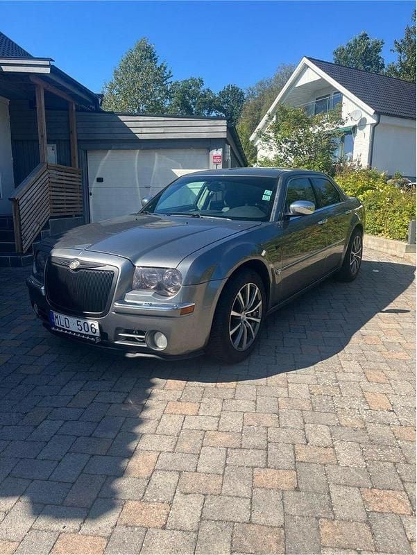 Grå Begagnad 2007 Chrysler 300C Sedan | 29 900 kr (Superpris) - Bild 1/4