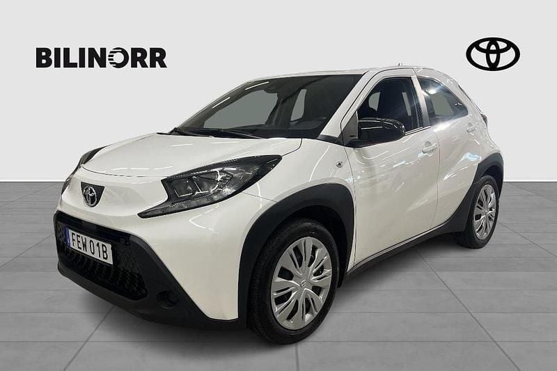 Vit Begagnad 2023 Toyota Aygo Play Halvkombi | 199 400 kr (Lite dyr) - Bild 1/3