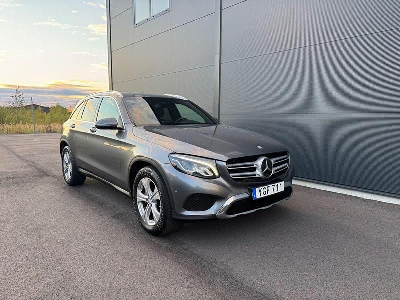 Grå Begagnad 2016 Mercedes GLC220 SUV | 239 900 kr (Marknadspris) - Bild 1/4