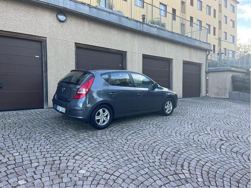 Grå Begagnad 2010 Hyundai i30 Halvkombi | 37 000 kr (Bra pris) - Bild 1/4