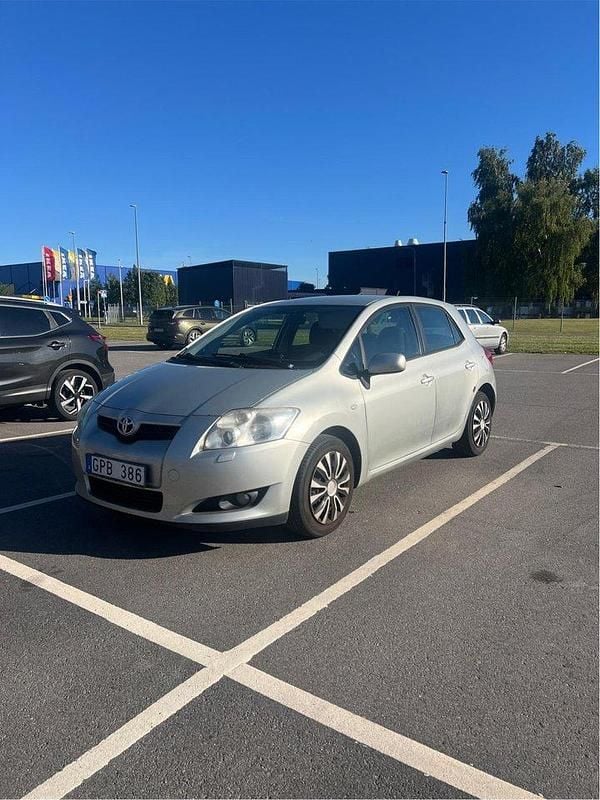Silver Begagnad 2007 Toyota Auris Halvkombi | 27 000 kr (Superpris) - Bild 1/4