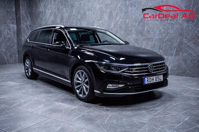 Svart Begagnad 2021 VW Passat R-line Kombi | 248 800 kr (Marknadspris) - Bild 1/4