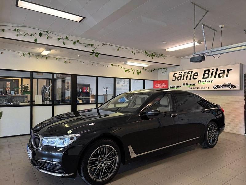 Svart Begagnad 2016 BMW 750L Comfort Edition Sedan | 449 900 kr (Marknadspris) - Bild 1/4
