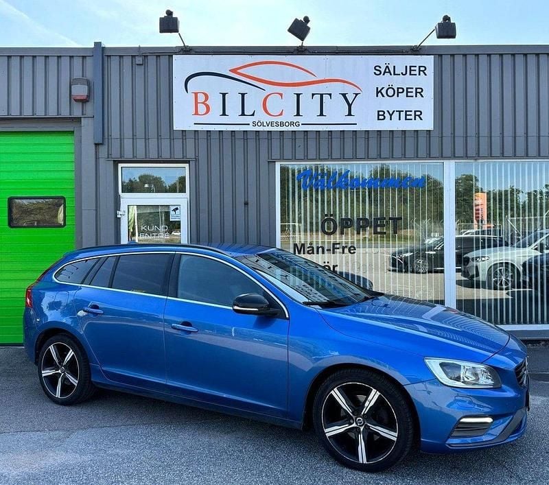 Blå Begagnad 2018 Volvo V60 R-Design Kombi | 149 900 kr (Superpris) - Bild 1/4