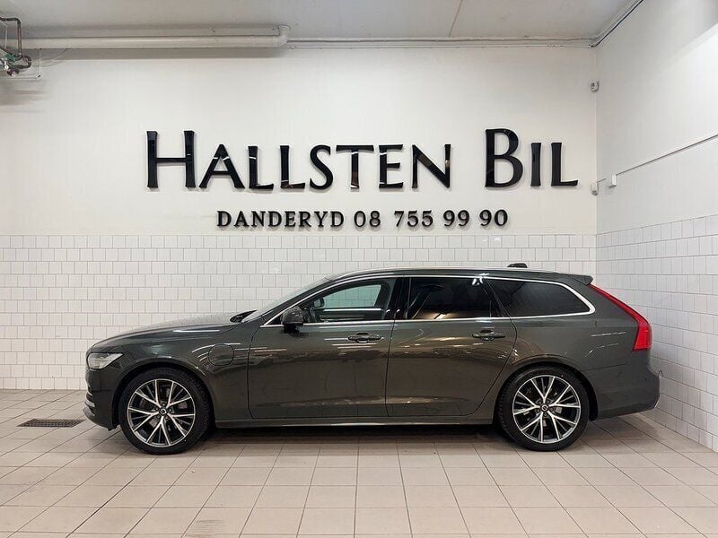 Mörkgrå Begagnad 2018 Volvo V90 Momentum Kombi | 289 000 kr (Marknadspris) - Bild 1/4