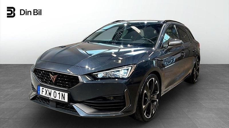 Grå (magnetic tech metallic) Begagnad 2024 Cupra Leon VZ Kombi | 314 900 kr (Bra pris) - Bild 1/4