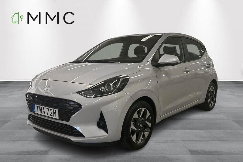 Grå Begagnad 2024 Hyundai i10 Advanced Halvkombi | 169 000 kr (Dyr) - Bild 1/4