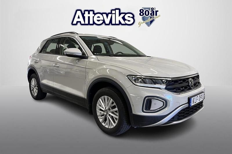 Ljusgrå Begagnad 2024 VW T-Roc Life SUV | 309 800 kr (Dyr) - Bild 1/4