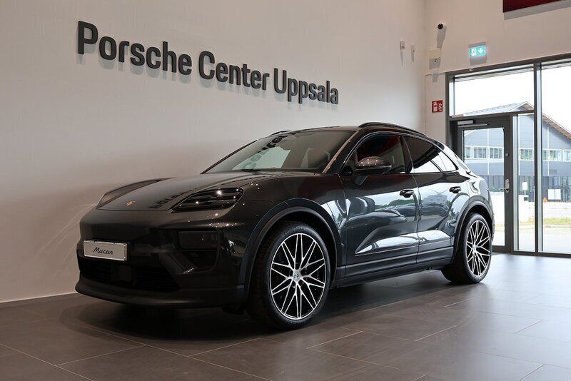 Grå Ny 2024 Porsche Macan SUV | 1 210 480 kr (Superpris) - Bild 1/4
