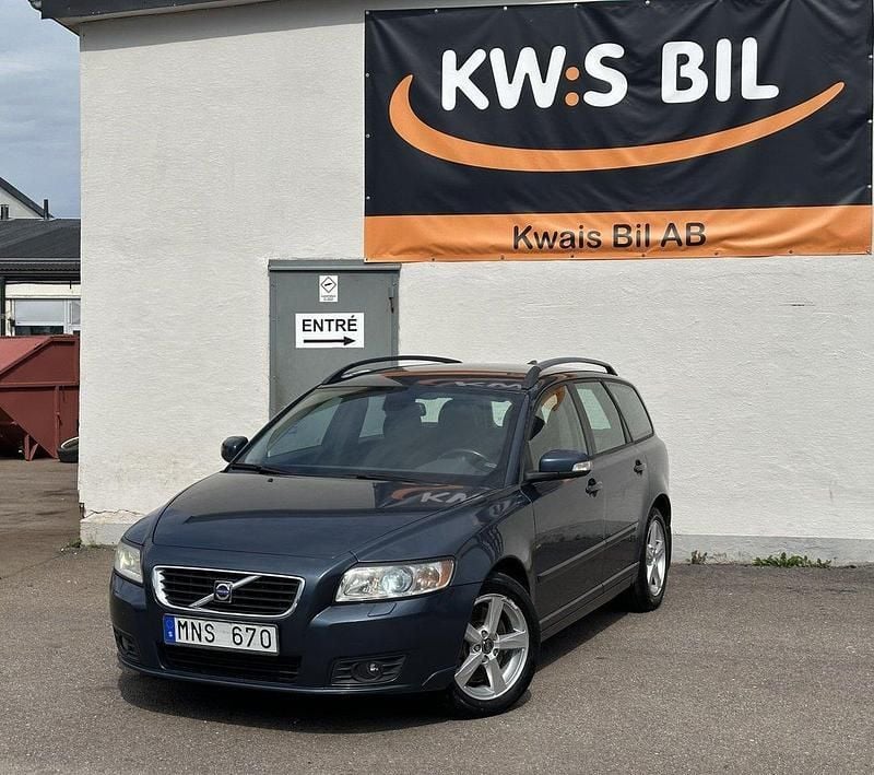 Blå Begagnad 2008 Volvo V50 Momentum Kombi | 69 900 kr (Marknadspris) - Bild 1/4