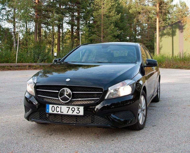 Svart Begagnad 2014 Mercedes A180 Style Halvkombi | 105 000 kr (Marknadspris) - Bild 1/4