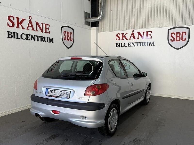 Begagnad Peugeot 206 75 HK (55 kW) 2003 Ljusgrå Halvkombi