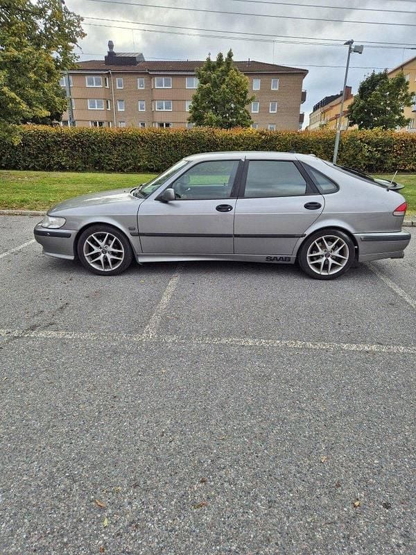 Grå Begagnad 2001 Saab 9-3 Halvkombi | 25 000 kr (Lite dyr) - Bild 1/4