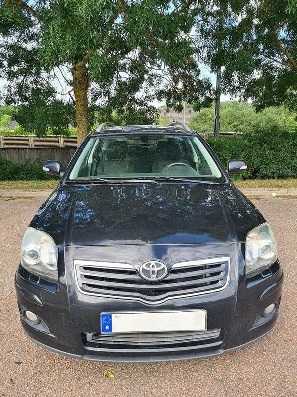 Svart Begagnad 2006 Toyota Avensis Kombi | 39 000 kr (Marknadspris) - Bild 1/4