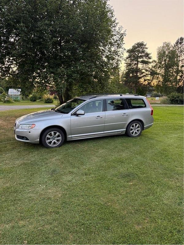 Grå Begagnad 2012 Volvo V70 Momentum Kombi | 75 000 kr (Marknadspris) - Bild 1/4