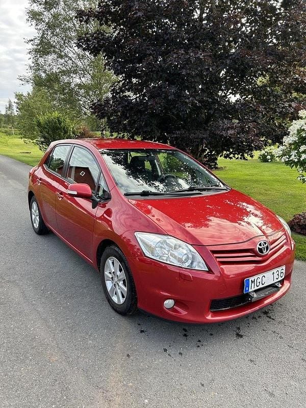 Röd Begagnad 2012 Toyota Auris Plus Halvkombi | 39 900 kr (Marknadspris) - Bild 1/4