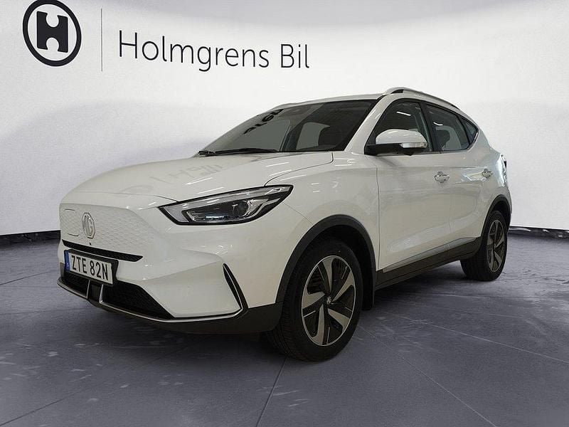 Vit Begagnad 2022 MG ZS Luxury Sedan | 229 900 kr (Bra pris) - Bild 1/4