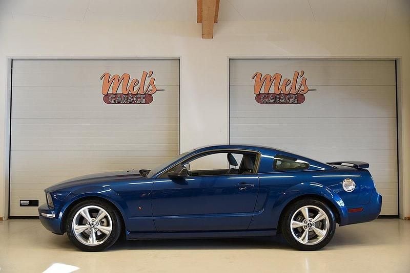 Blå Begagnad 2007 Ford Mustang Sportkupé | 159 000 kr (Dyr) - Bild 1/4