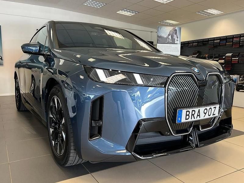Begagnad BMW iX M Sport 400 kW (544 HK) 2025 Blå SUV