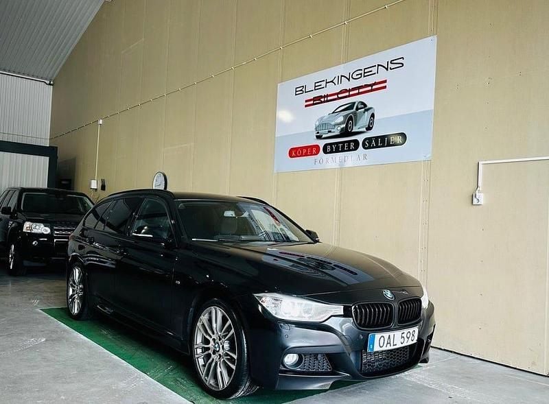Svart Begagnad 2013 BMW 320 M Sport Kombi | 149 900 kr (Dyr) - Bild 1/4