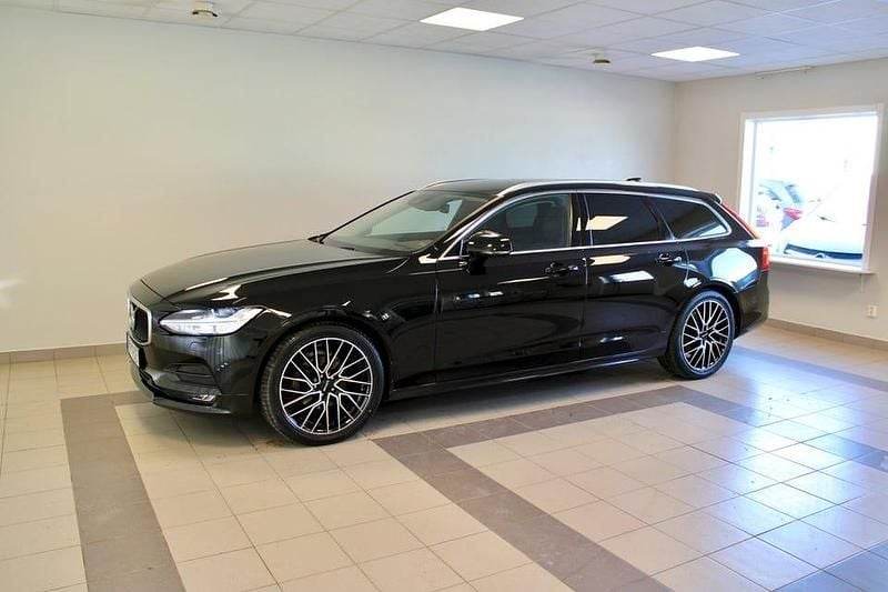 Begagnad Volvo V90 Momentum 190 HK (139 kW) 2020 Svart Kombi