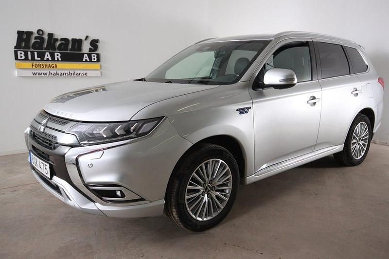 Begagnad Mitsubishi Outlander 224 HK (164 kW) 2019 Silver SUV