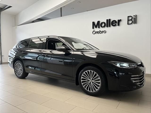 Svart (grenadilla black metallic) Ny 2025 VW Passat Elegance Kombi | 538 600 kr (Bra pris) - Bild 1/4