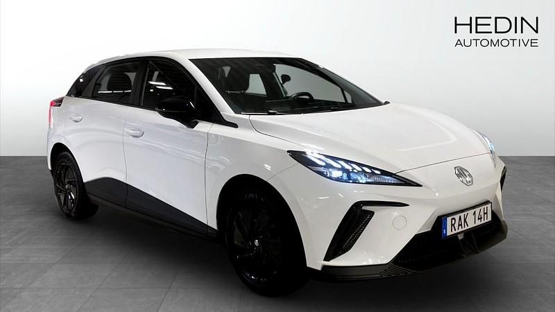 Vit (white) Begagnad 2022 MG MG4 EV Halvkombi | 249 900 kr - Bild 1/4