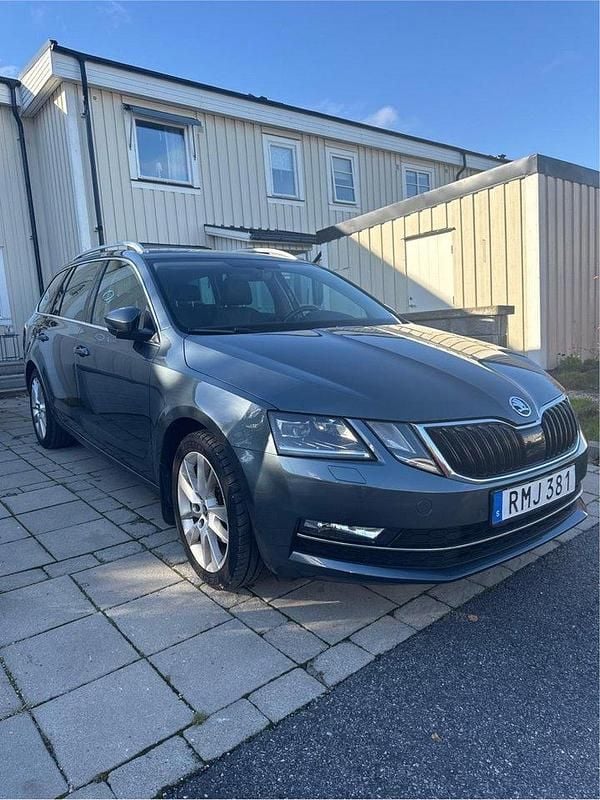 Grå Begagnad 2018 Skoda Octavia Style Kombi | 129 900 kr (Marknadspris) - Bild 1/4