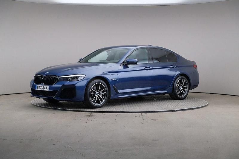 Blå Begagnad 2022 BMW 530e M Sport Sedan | 395 000 kr (Marknadspris) - Bild 1/4