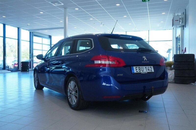 Begagnad Peugeot 308 Allure 120 HK (88 kW) 2017 Blå magnetic Kombi