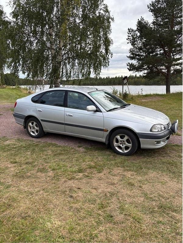 Silver Begagnad 2000 Toyota Avensis Halvkombi | 19 000 kr - Bild 1/2