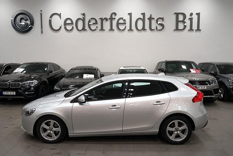 Silver Begagnad 2013 Volvo V40 Kinetic Halvkombi | 119 900 kr (Marknadspris) - Bild 1/4