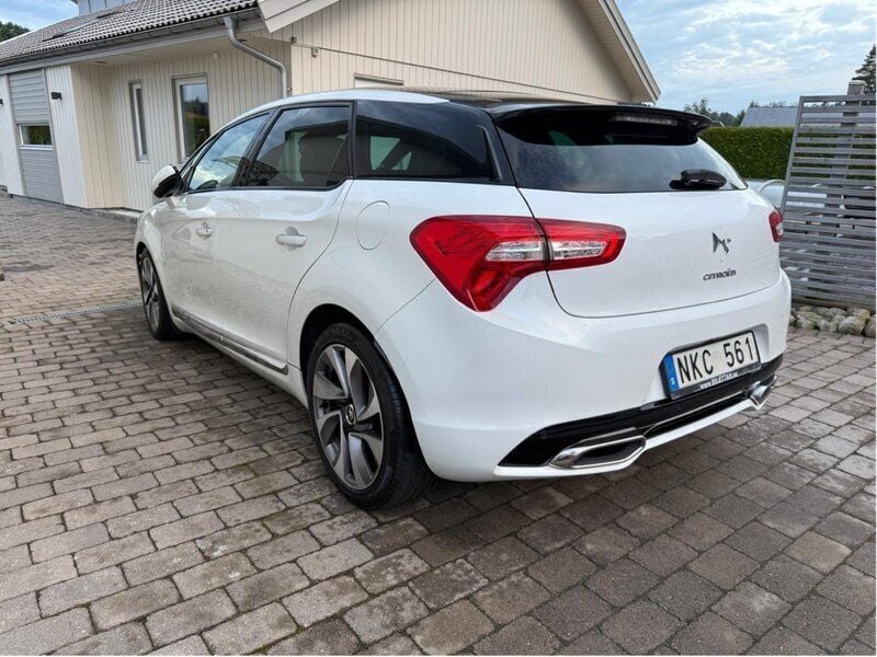 Vit Begagnad 2012 Citroën DS5 Halvkombi | 89 000 kr (Marknadspris) - Bild 1/4