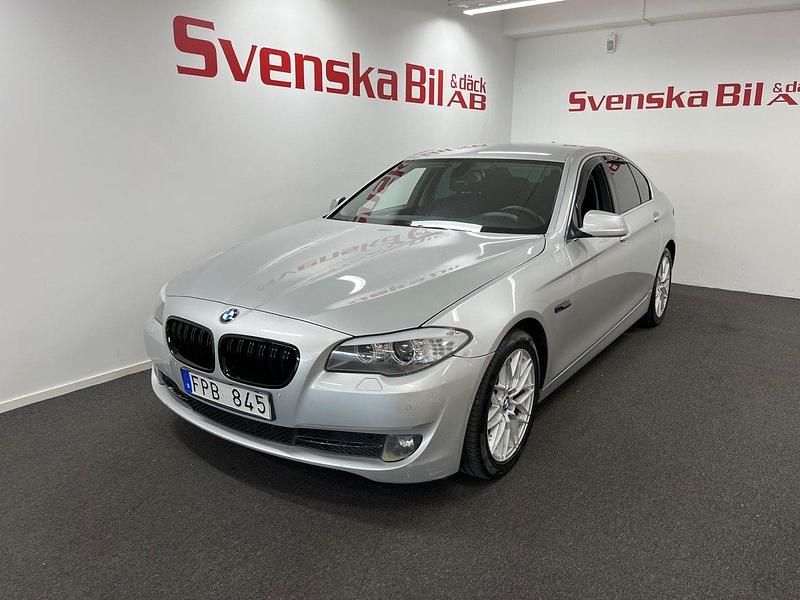 Ljusgrå Begagnad 2012 BMW 520 Sedan | 110 000 kr (Marknadspris) - Bild 1/4