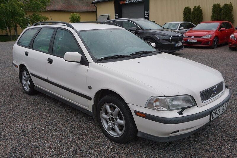Vit Begagnad 1998 Volvo V40 SE Kombi | 32 900 kr - Bild 1/4