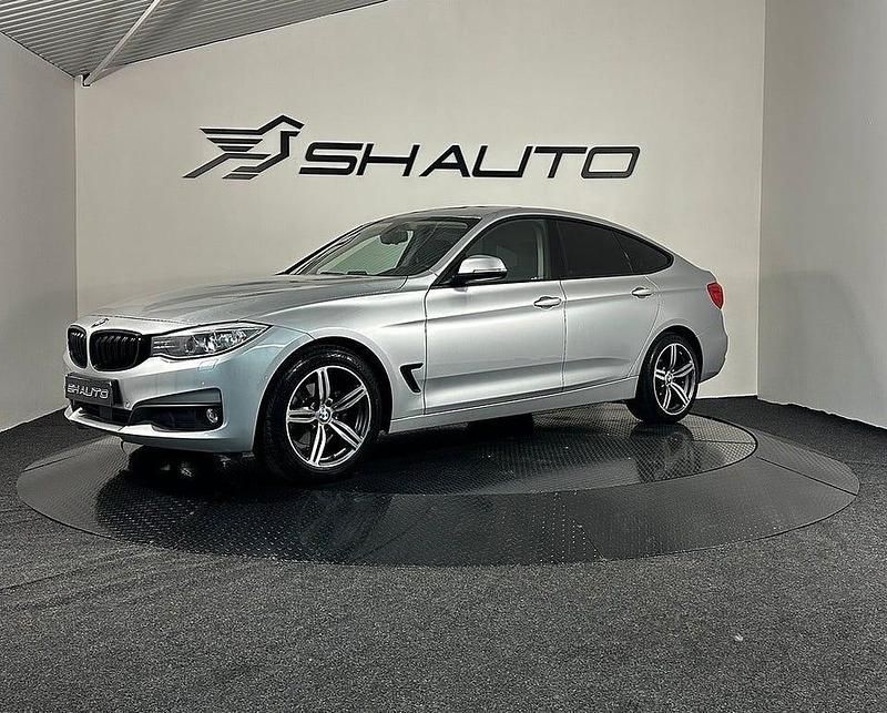 Silver metallic Begagnad 2015 BMW 320 Gran Turismo Sedan | 144 900 kr (Marknadspris) - Bild 1/4
