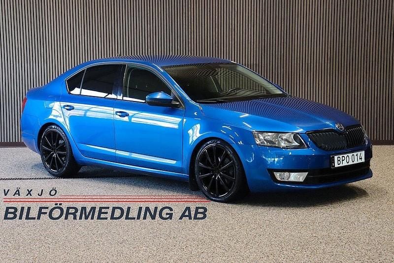 Blå Begagnad 2014 Skoda Octavia Ambition Halvkombi | 99 900 kr (Lite dyr) - Bild 1/4