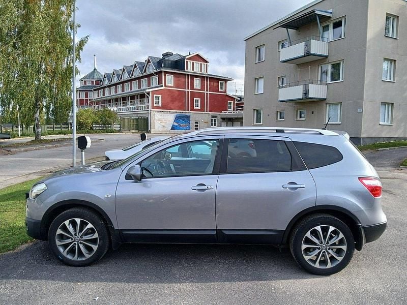 Grå Begagnad 2010 Nissan Qashqai +2 SUV | 80 000 kr (Lite dyr) - Bild 1/4