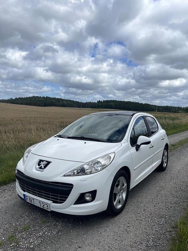 Vit Begagnad 2010 Peugeot 207 Halvkombi | 34 500 kr (Dyr) - Bild 1/4