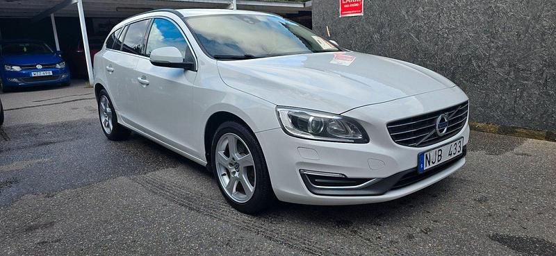 Vit Begagnad 2013 Volvo V60 Momentum Kombi | 79 900 kr (Bra pris) - Bild 1/4