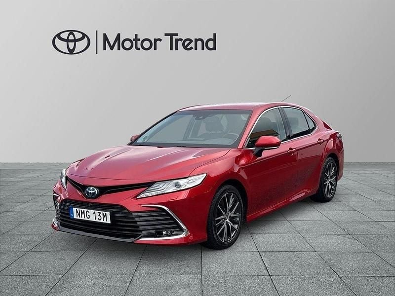 Röd Begagnad 2022 Toyota Camry Hybrid Executive Sedan | 339 000 kr (Marknadspris) - Bild 1/3