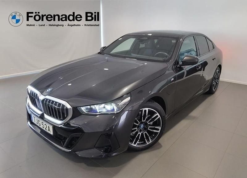 Grå Begagnad 2024 BMW 530 M Sport Sedan | 599 000 kr - Bild 1/4