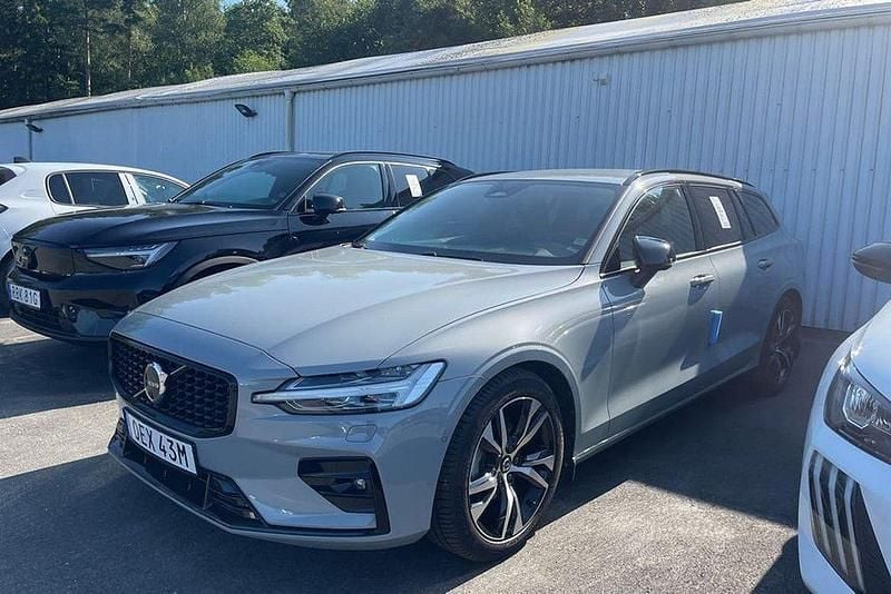 Grå Begagnad 2024 Volvo V60 Plus Kombi | 384 800 kr (Bra pris) - Bild 1/1